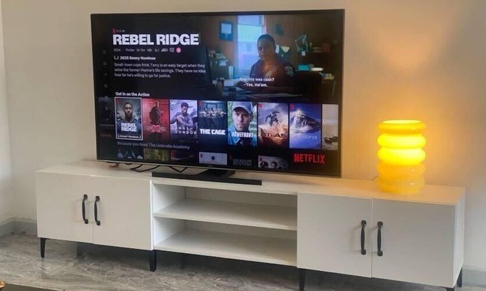 Ainley Top Apartment | HD Haven – Stylish Canal-Side Suite