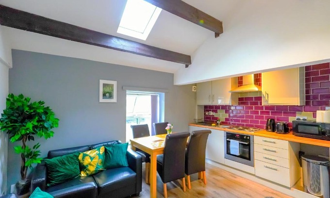 Headingley Apartment | Headingley 2 Bedroom cottage flat Near Universities shops& Park