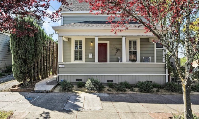 Healdsburg Cottage | Healdsburg Plaza Gem-Complimentary wine tasting at Croix included!