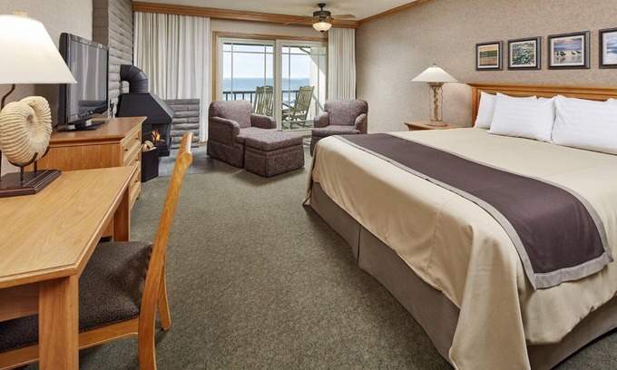 San Simeon Hotel | Hearst to Coast | Oceanfront King Room at Cavalier with Scenic Walks & Pool