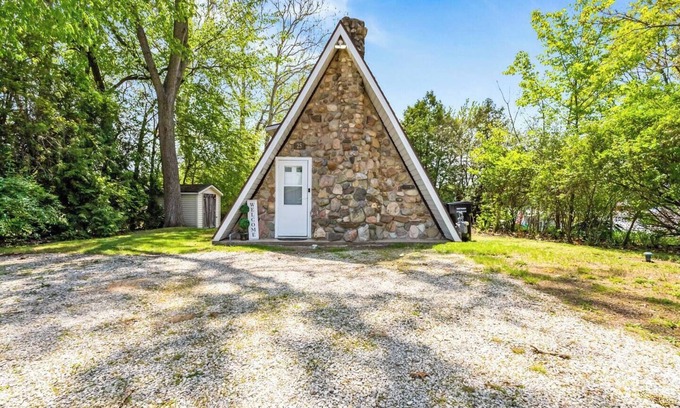 Warsaw Cabin | Heart Jacuzzi · Kayaks · Firepit · Pier