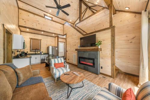 Sevierville House | Heart Lake Cabin - Hot Tub & Game Room