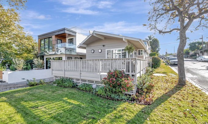 Corona del Mar House | Heart of Corona Del Mar! 10 minute walk to the beach/Steps to downtown!