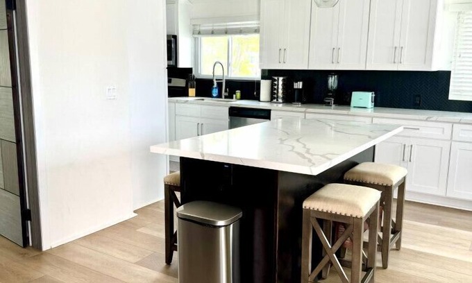 Corona del Mar House | Heart of Corona Del Mar! Chic Bungalow! 10 minute walk to the beach/Steps to downtown!