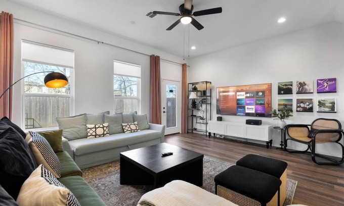 Northside House | Heart of Houston | 4BR I Free Parking | Sleeps 10