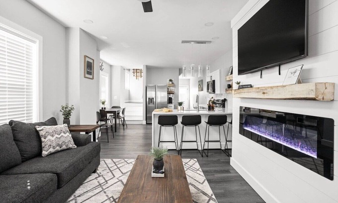 Mapleton/Fall Creek House | Heart of Indy | Sleeps 6 | Modern Home