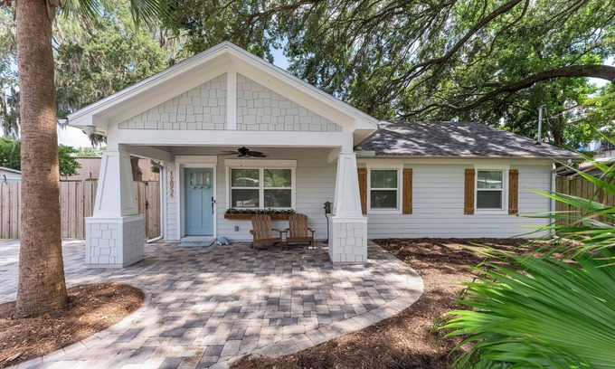 Sandalwood House | Heart of JAX New Built Bungalow 4BR Cozy Retreat! Mins to Beaches & Town Center!