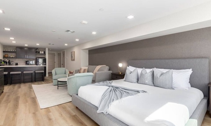 South Scottsdale Apartment | Heart of Old Town Full GYM Walkable to Everything