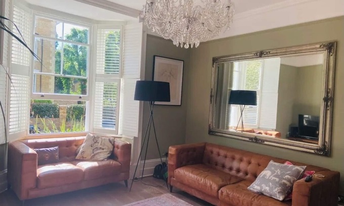 South Richmond Apartment | Heart of Richmond. Free parking 5min to River and station