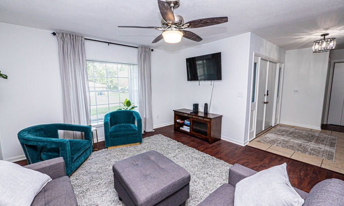 Lakeland House | Heart of South Lakeland in adorable neighborhood!
