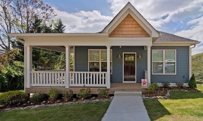 St. Elmo Improvement League House | Heart of St. Elmo-Family Friendly- 2 Blocks to Incline