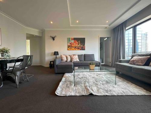 Chinatown Apartment | HeartCBD LUX Top Floor 2 Bedroom/Pool/Spa/GYM