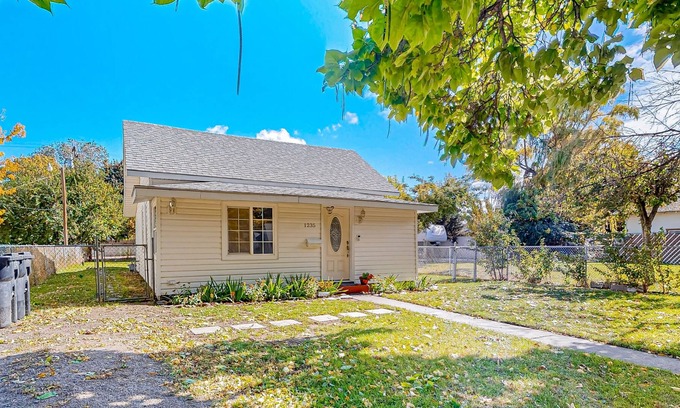 Burley House | Heartland historic home near local festivals with seasonal garden & mtn views