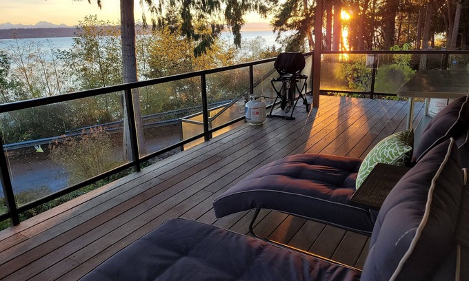 Bells Beach House | Heated Deck! Whale Watching! Stunning Views 3 bed Dog Friendly Home w/Hot Tub ADA