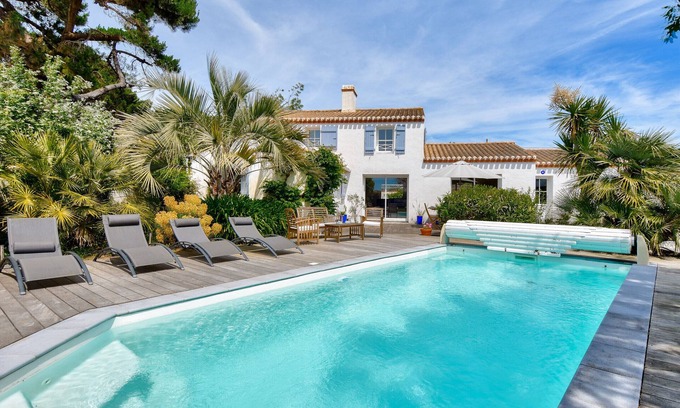 Noirmoutier-en-l'Ile Ski Chalet | Heated pool, 800 m from the beach, villa for 8
