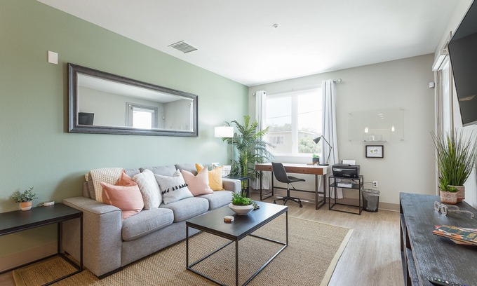 Fullerton Apartment | ⚜Heated Pool ⚜ 2King Bed ⚜ 100MB Wifi ⚜ Keurig⚜W/D