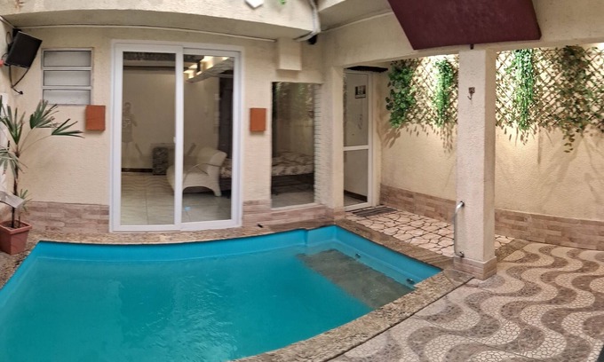Zona Leste House | Heated pool and fireplace for couples