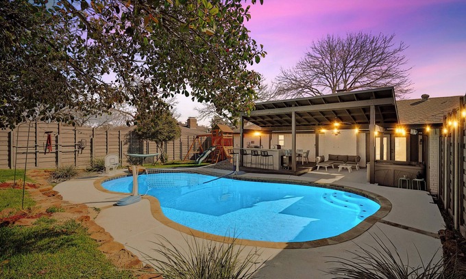 DeSoto House | ★Heated pool, Hot Tub, Gaming, Pizza oven, 18 mins to Dallas★