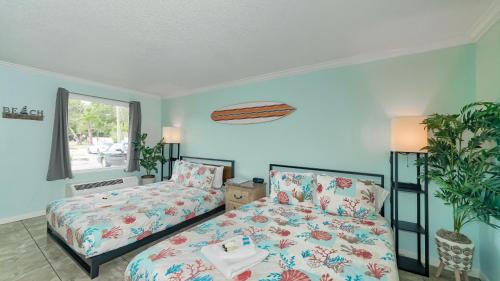 Trailer Estates Apartment | Heated Pool, Huge TV, Waterfront Tiki Bar & Grill, Close to Beaches