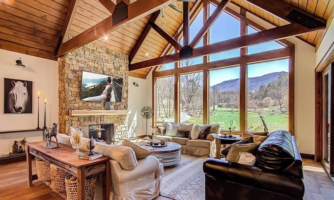 Pittman Center House | Heated Pool, Sauna, Yard, Perfect 4 celebrations & gatherings!