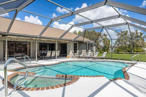Fort Myers House | Heated Pool, Sleeps 8 - Villa Sunny Daze