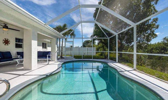 Mariner House | Heated Pool, Waterfront, Quiet, restaurants, beaches, sleeps 6-Villa Cape Haven