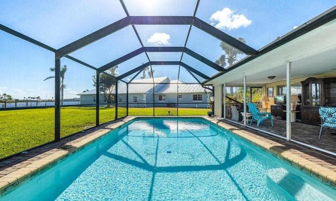 Caloosahatchee House | Heated Saltwater Pool, Sleeps 6 - Villa Shangri-La