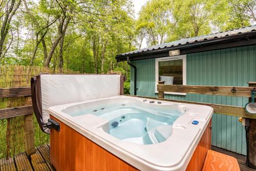 East Lewiston Apartment | Heather Lodge 10 with Hot Tub