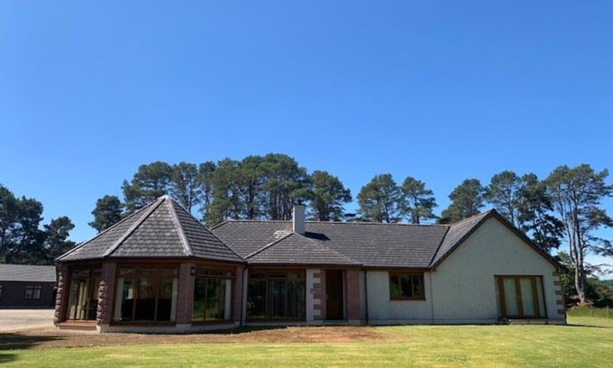 Dornoch House | Heatherwood House, set peacefully between Dornoch & Embo. Pet Friendly!