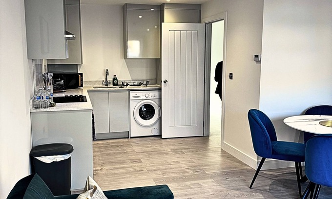 Ashford Apartment | Heathrow Convenience Haven - Free Parking - Near Restaurants - EV Charging