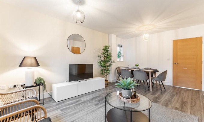 Stanwell House | Heathrow House with Parking - Sleeps 5 near M25, Virginia Water, Thorpe Park & Legoland, Mid To Long Term Bookings Welcome