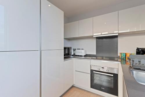 Sunbury on Thames Apartment | Heathrow Retail Park Apartment Sleeps SEVEN Turbo WiFi