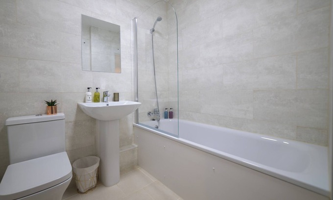 Stanwell Apartment | Heathrow Stay 5 Mins to the Terminals