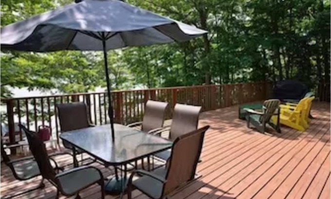 Windermere Cottage | HEAVEN IN MUSKOKA, BEAUTIFUL COTTAGE,.SUPER VIEWS, XXL DECK, & FLOATING DOCK.