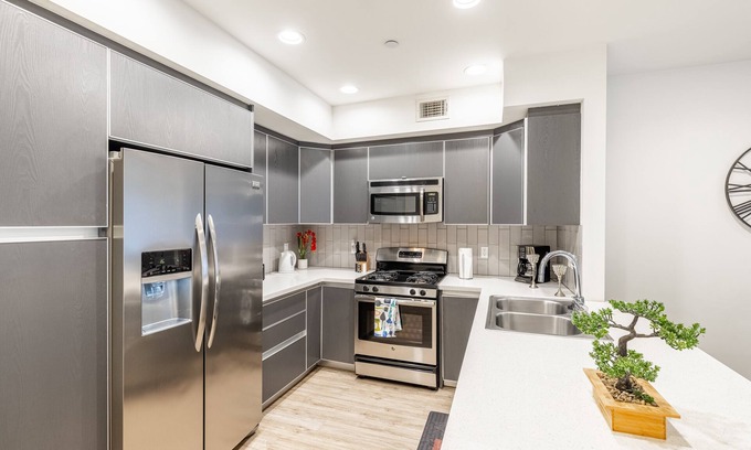 Hollywood Apartment | Heaven on Hollywood Boulevard Furnished Apartments