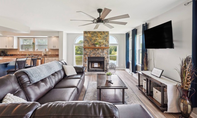 Chandlers Valley House | 'Heaven on the Hill' Retreat w/ Deck + Gas Grill!