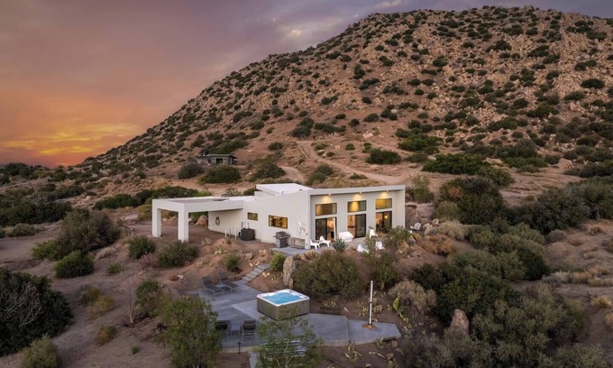Pioneertown House | Heaven's View By The Cohost Company