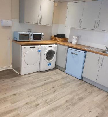 Brierley Hill House | Heavenly Apartment