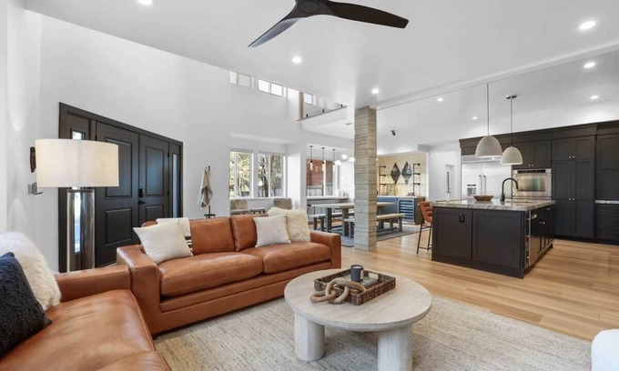 South Lake Tahoe Cabin | Heavenly Haven: Ski & Beach Getaway