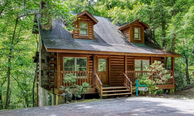 Gatlinburg House | HEAVENLY HEIGHTS - GREAT LOCATION! CLOSE TO ALL THE ACTION! cabin