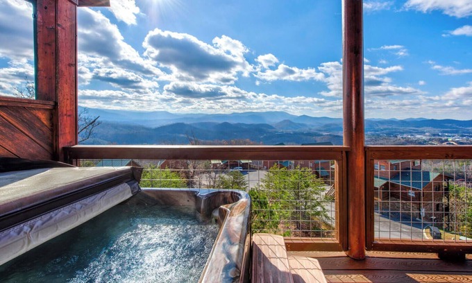 Gatlinburg - Pigeon Forge Resort | Heavenly Hideaway is a stunning four-bedroom cabin located in Starr Crest Resort