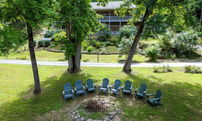 Brasstown House | Heavenly Hut - Bring the family!