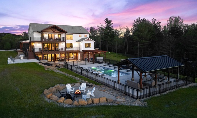 Logan Cabin | Heavenly View Farmhouse in Hocking Hills