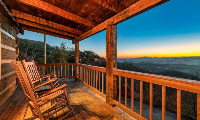 Gatlinburg - Pigeon Forge Cabin | Heavenly Views, Hot Tub, Short Drive to Fun