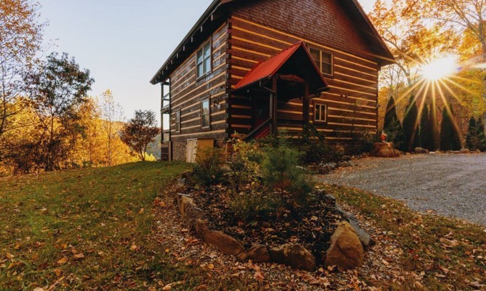Topton Cabin | Heavens Ridge-3-bedroom Pet Friendly Luxury Log Cabin Rental, Mountain Views, 30 Minutes to Great Smokey Mountains, High Speed Internet, 3 Decks, Hot Tub in Nantahala NC