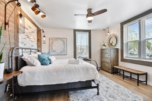 Heber House | Heber cutie pets ok hot tub sleeps 5 fire pit