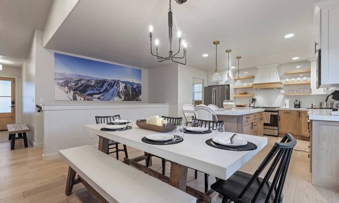 Heber House | Heber Getaway | Hot Tub | Pet-Friendly | Game Room