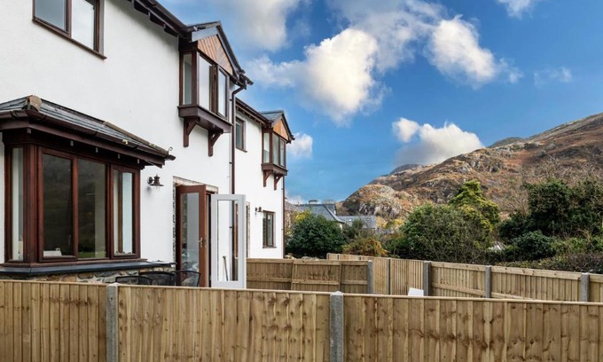 Beddgelert House | Hebog
