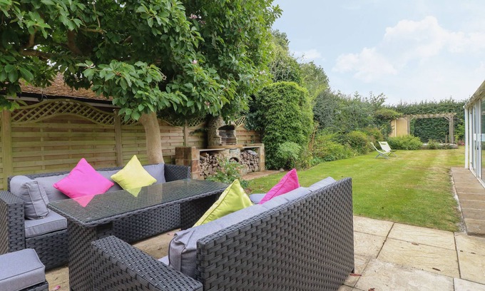 Barrowby House | HEDGEFIELD HOUSE, pet friendly, with pool in Barrowby