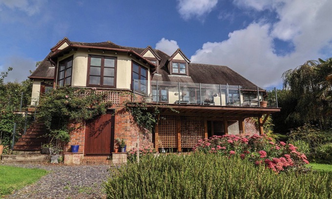 Barnstaple Cottage | HEDGEROSE, pet friendly, character holiday cottage in Barnstaple